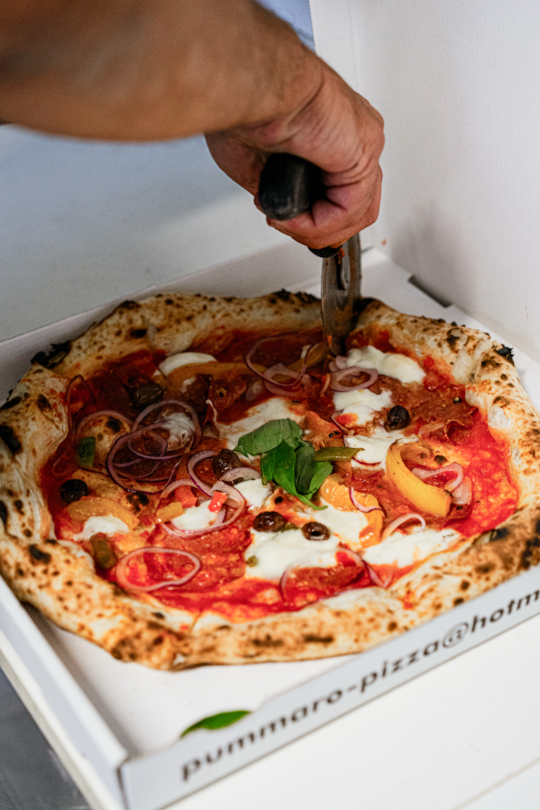 Frische Pizza Margherita mit Büffelmozzarella und Basilikum