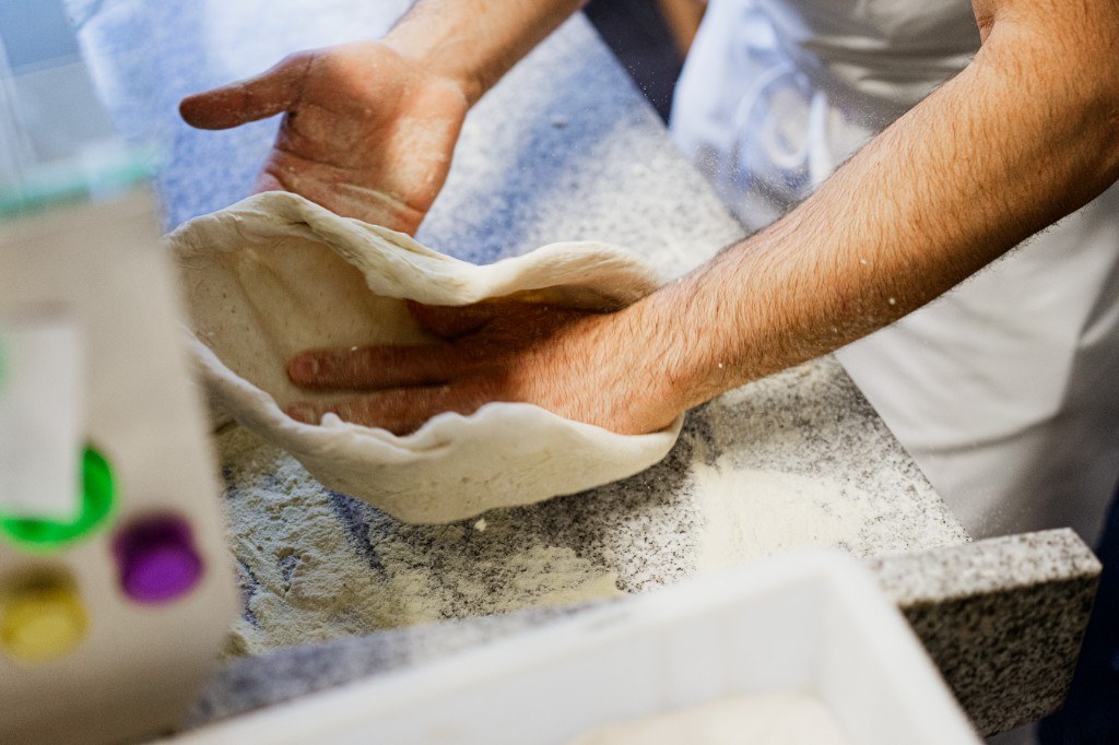 Frisch von Hand geformter Pizzateig bei Pummarò